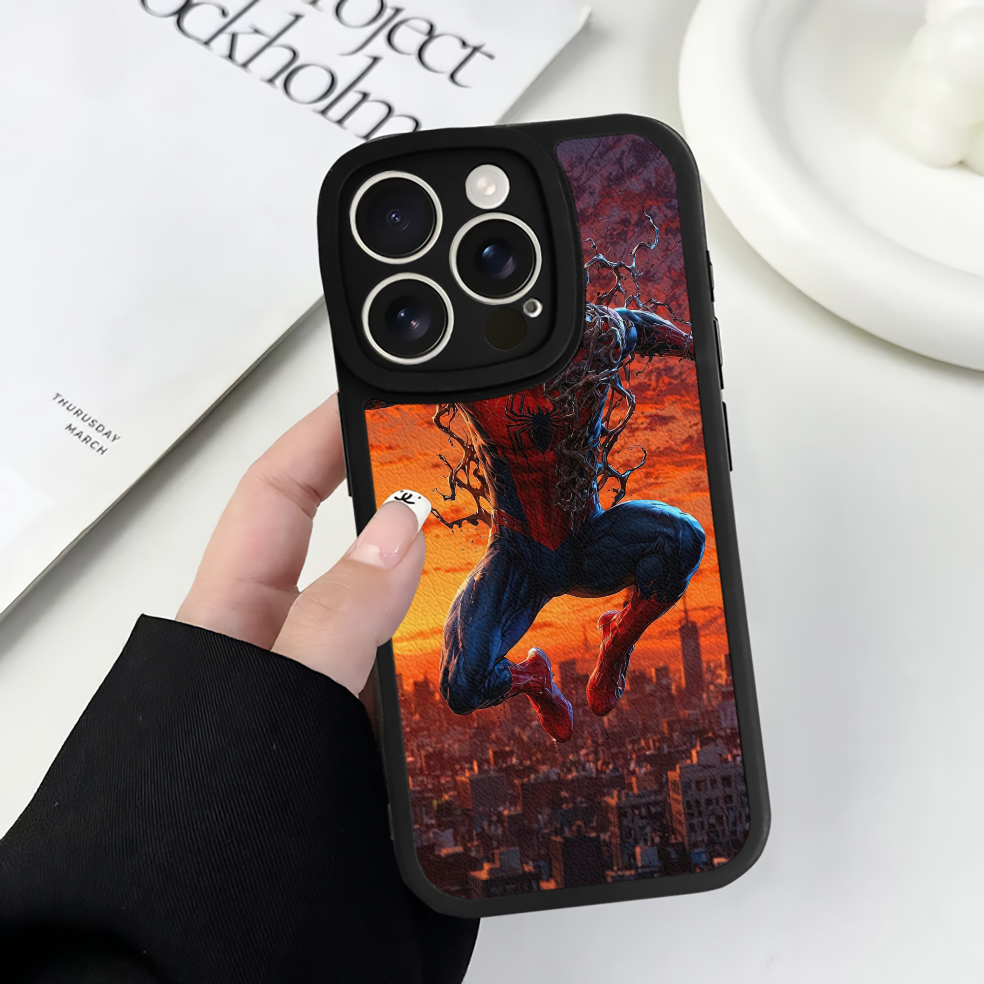 （画像用） Spider Man スパイダーマン 【iPhone 16シリーズ対応】シリコンスマホケース（レザー調） 材質：シリコン